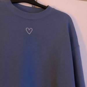 Jättefin blå ”Loose” sweatshirt med ett gulligt hjärta på, köpt för inte så längesen på Monki. Säljer pga att den inte används, frakten är inräknad i priset :) 
