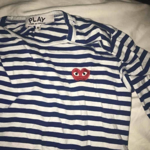  - Jättefin tröja från Commes des Garcon, säljer pga har inte så mycket användning utav den! Buda på:)