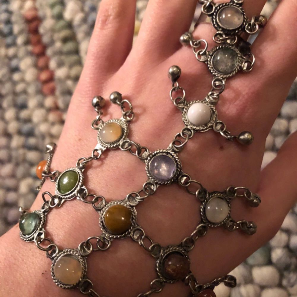 Asballt smycke (ring+armband) med stenar i vackra färger och små hängande bjällror i metall. +Frakt 15kr. Accessoarer.