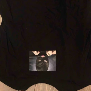  - tshirt från carlings med motiv