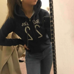  - mysig Kofta från Hollister. Köpt i butiken i Stockholm. Fint skick 