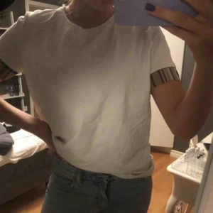  - Snygg T-shirt ifrån Zara med rutigt på ärmarna 💋
