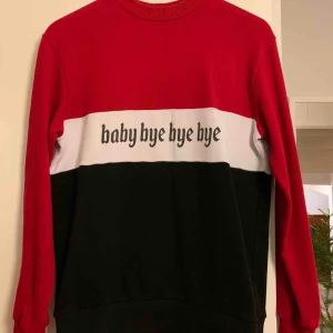  - Sweatshirt ifrån NAKD  Knappt använd, säljer pga använder den ej.  