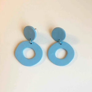  - Ljusblå handgjorda örhängen i lera. Går att få även med guldiga detaljer. •frakt 11kr •nickelfria •insta@dorisclaydesign