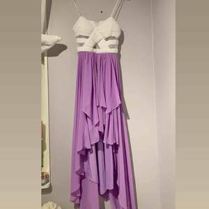 Säljer denna lila klänning från Bonprix. Har enbart använt den 2 gånger. Ny pris 599kr Bild 2 samma klänning fast annan färg(enbart för att visa hur den sitter.) Kan skickas.(frakt tillkommer)