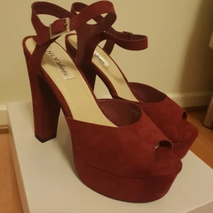  - Vinröda skor från nelly , helt nya
