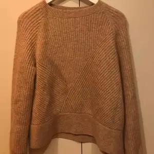 Säljer denna snygga och stickade tröjan från Weekday! Färgen är en fin blandning av brun/beige. Passar även S, då den är lite oversized i modellen. Perfekt nu i vinter. Frakt tillkommer. 