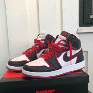  - Säljer mina Air Jordan 1 Bloodline!! Använt 1 gång men inget som märks alls, ny skick!! De är även impregnerade med CREP. Kommer med original lådan + vita och röda skosnören!! Budgivning start 1700kr!