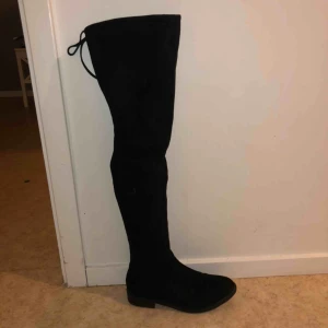 Over Knee - Säljer nu mina over knees då dem tyvärr inte används så ofta, inköpta för ett år sen för 600kr men använda få tal gånger.  Fint skick, snören i bak som man kan knyta. 60cm höga och en liten mini klack. Köparen står för frakten 