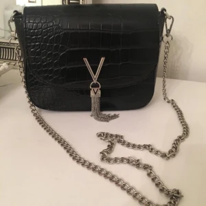  - valentino väska i svart läder ( äkta) med krokodilmönster. Väskan är som ny, använd max 3 gånger.