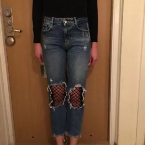  - Jeans med nätdetaljer. 