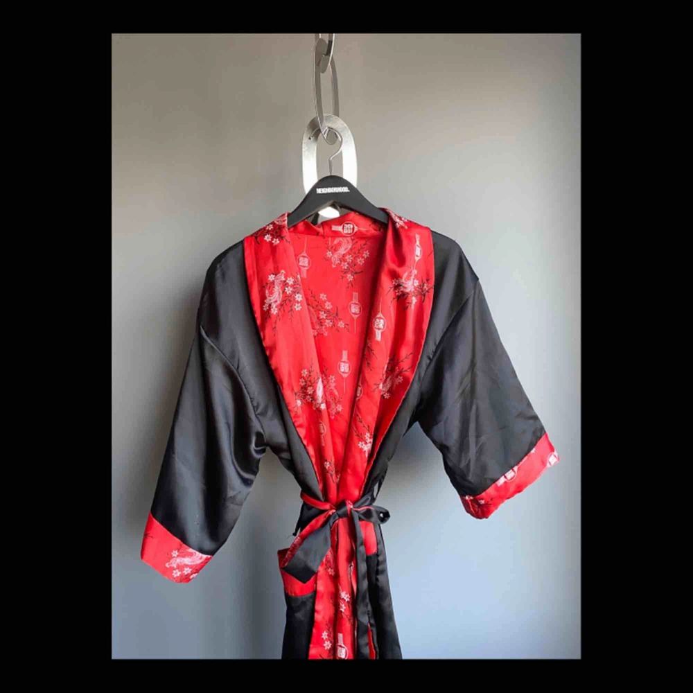 Kimono som går att vända ut och in, så den blir röd med mönster istället för svart med broderi där bak, föreställande en drake.   Tyvärr ett ciggbrännmärke på den röda kanten på ärmen. Kan skicka bild vid intresse.  . Tröjor & Koftor.