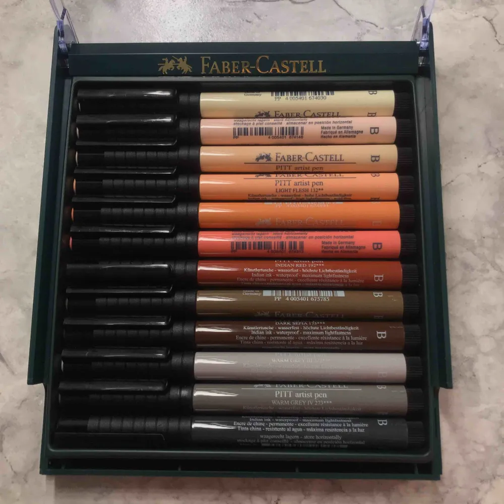 Säljer Faber-Castell pennor i olika hudfärger. Endast testade och kommer inte till användning. Väldigt bra kvalitet🤩. Övrigt.