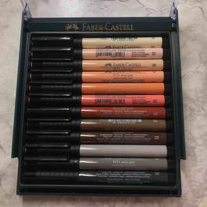 Säljer Faber-Castell pennor i olika hudfärger. Endast testade och kommer inte till användning. Väldigt bra kvalitet🤩