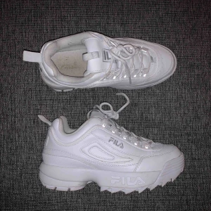  - Ett par fina Fila distruptor helvita.  Använda en gång. 