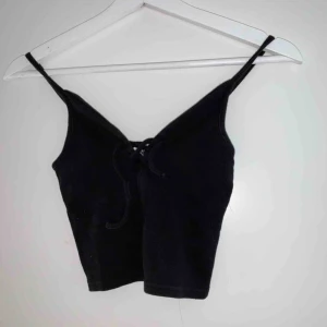  - En svart kort topp från h&m, med snördetaljer
