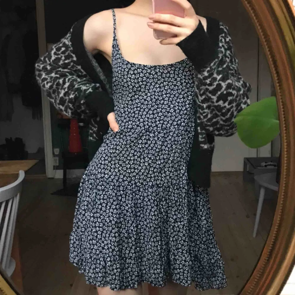 Supersöt klänning ifrån Brandy Melville, aldrig använd! Den är lite oversized på mig så kan passa flera storlekar beroende på passform☺️💕. Klänningar.