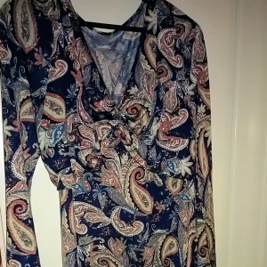  - Jättefin klänning med trumpetärm, som ny! Stor I storleken.. 150kr + eventuell frakt! 