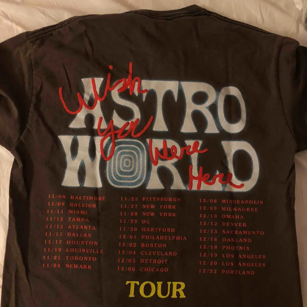 Säljer min fina Astroworld tröja från travis scott! Jättefint skick, knappt använd, stl Small! Från hans astroworld tour! . T-shirts.