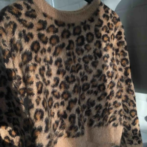 Leopard stickad - Super fin stickad leopard tröja från hm. Jätte fint skick 10/10 då den endast är testad. I storlek M men den är sitter mer som en S. 