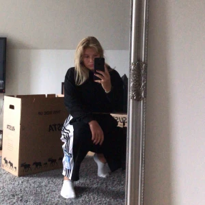  - Såååå snygga adidas propper pants, kommer tyvärr inte till anledning och behöver pengarna:/ Har snörning i midjan, de är uppsydda, jag på bilden är 173 Frakt inräknad