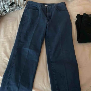  - Byxor köpta på secondhand aldrig använda för gylfen är trasig men det går att fixa. <3