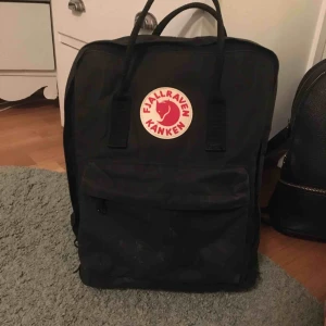  - Denna väska är äkta och i bra skick, ytterst lite smutsig men det er inget märkvärdigt.