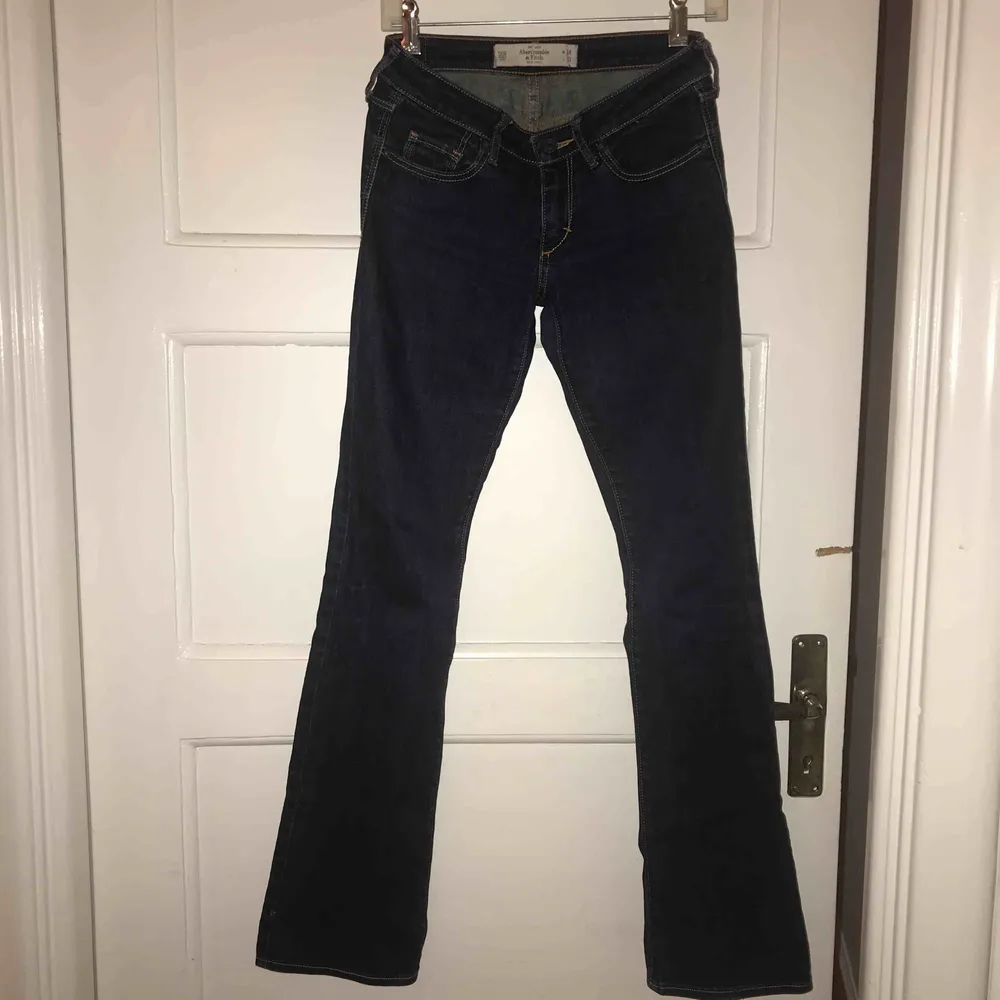 Jättefina mörkblåa bootcut jeans från Abercrombie and Fitch W:24 L: 33 00R. Jeans & Byxor.