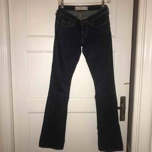 Jättefina mörkblåa bootcut jeans från Abercrombie and Fitch W:24 L: 33 00R