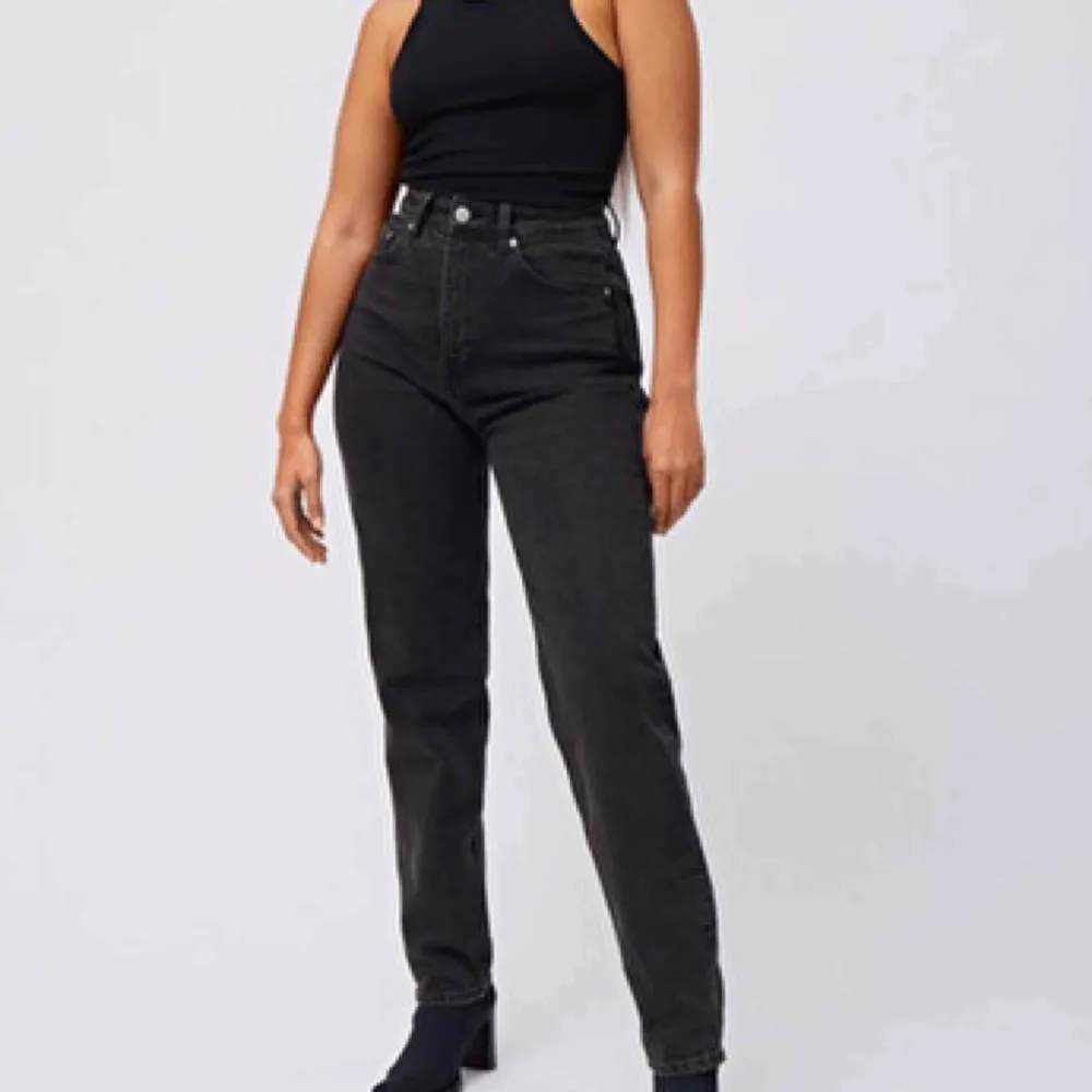 Svarta mom jeans från Weekday i modellen lash. Skriv privat för fler bilder där man kan se hur de ser ut i verkligheten💕 Antal fåtal ggr. Jeans & Byxor.