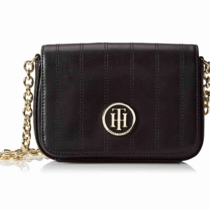  - Säljer min Tommy Hilfiger crossbag. Jätte fin och passar både till vardag som fest! Köpt på boozt. Den är knappt använd, hör av er vid frågor ☺️