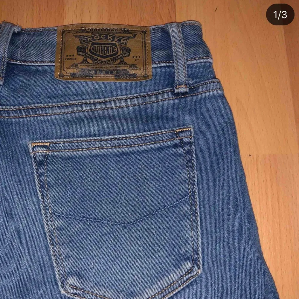 Säljer mina superfina bootcut jeans från crocker (se storlek på bild). Använda endast en gång, precis som i nyskick. 🌸 hör av er på dm för frågor och pris!. Jeans & Byxor.
