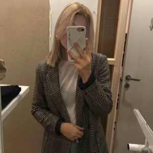  - En lite tjockare kappa. Har använt den några få gånger men tyvärr inte min stil längre