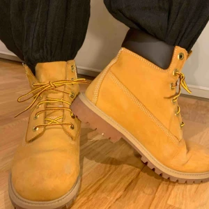 - Timberlands i storlek 40. Fint skick då de knappt är använda. Alltså är de fortfarande lite hårda och kan behöva gås in lite innan de blir riktigt bekväma. Nypriset låg på 1200 kr. Köparen står för frakt annars går det att mötas i Stockholm:))