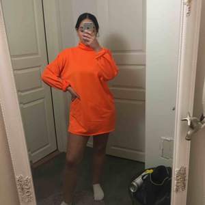 Orange sweatshirt klänning i storlek 38, bra skick. Kan tänka mig gå ner liite i pris Köparen står för frakt :)