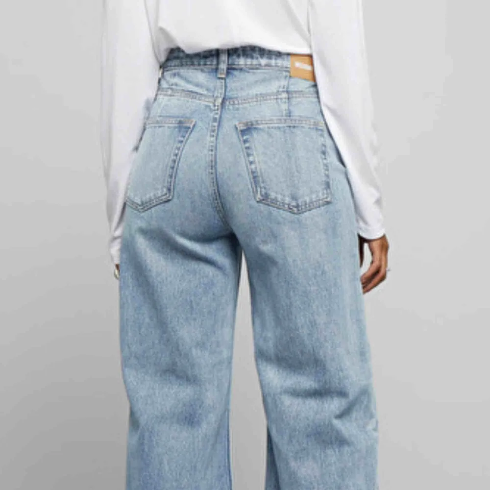 Säljer nu mina Ace jeans från Weekday i stl 28/32 i färgen san fran. . Jeans & Byxor.