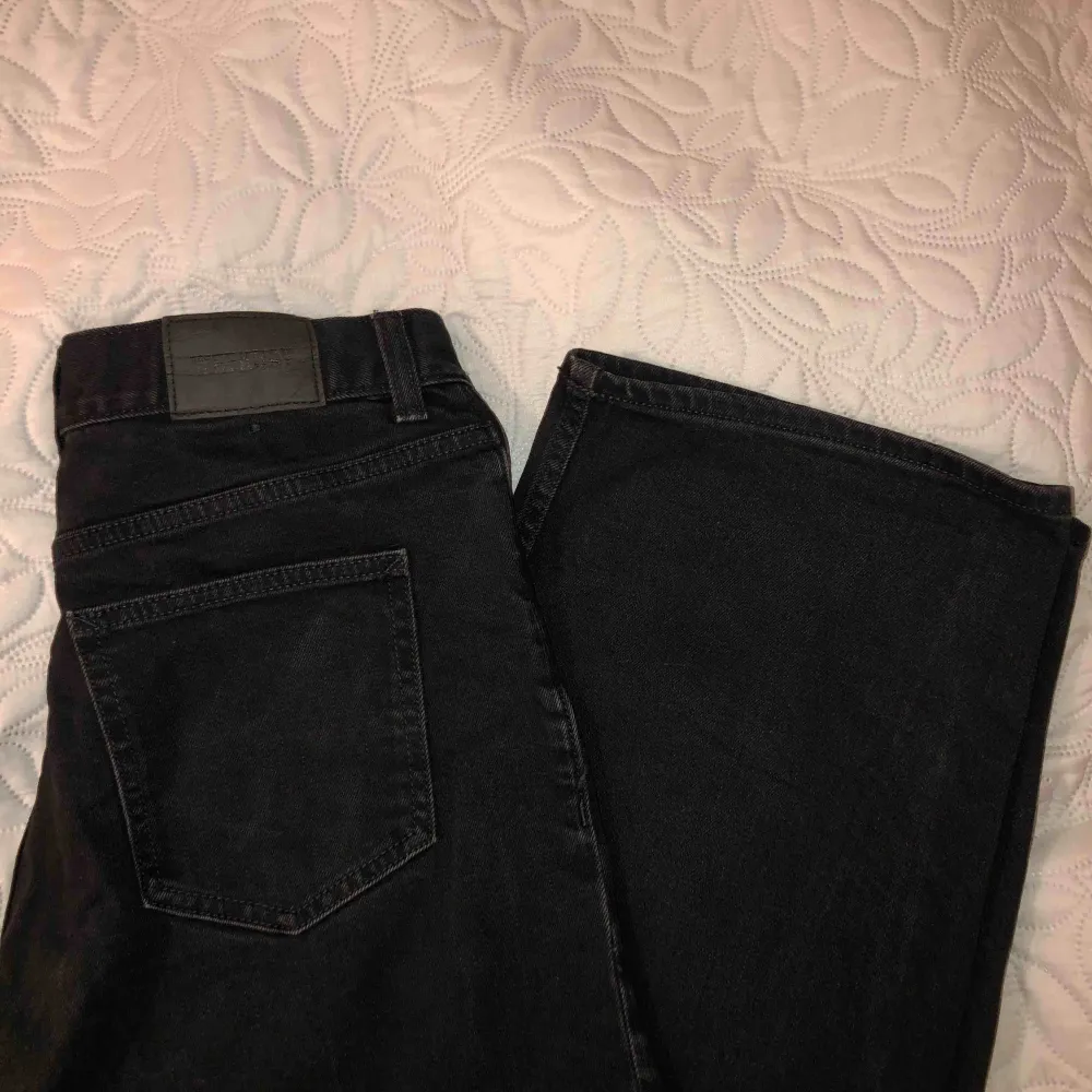 Jeans i modellen ”rail” från weekday. Storlek 25, de är dock stora i storleken så passar mig som vanligtvis har storlek 27 i jeans. Kan frakta mot kostnad eller mötas❣️. Jeans & Byxor.
