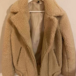  - Oversized teddyjacka i beige, använd fåtal gånger