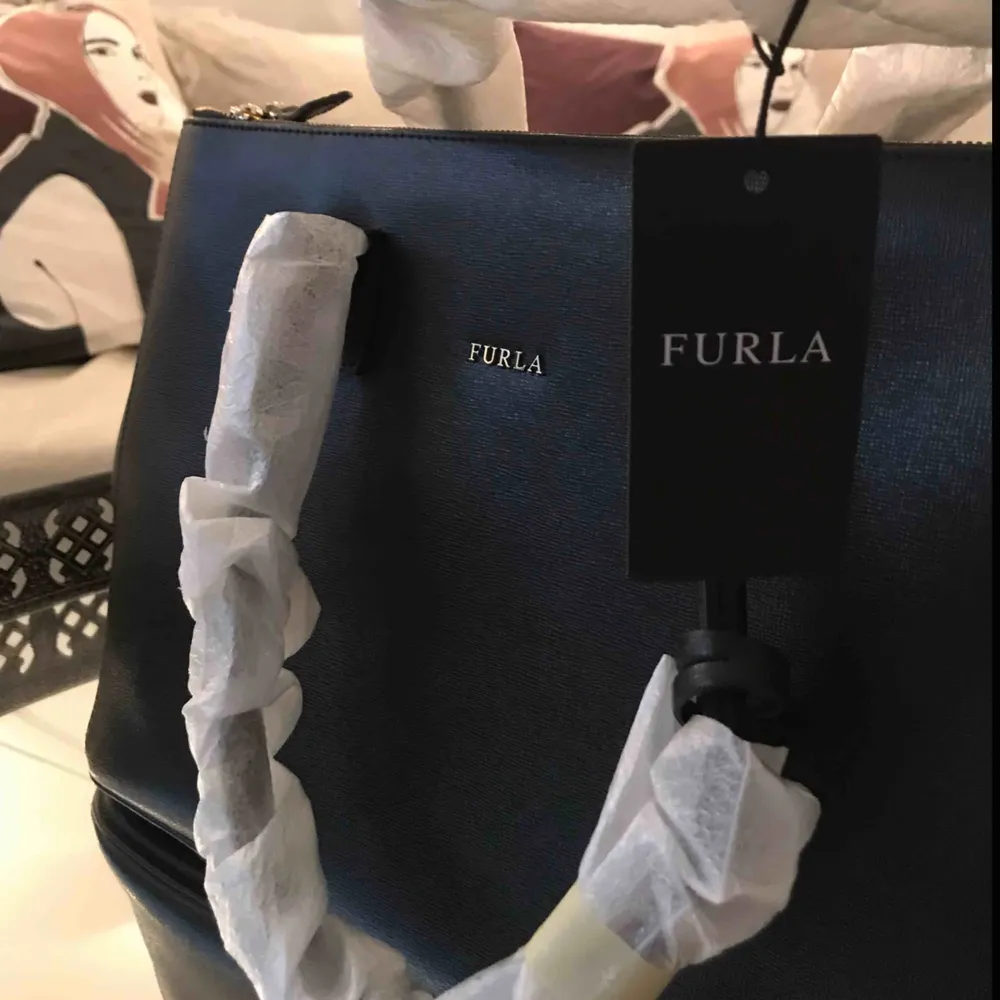 En svart väska ifrån äkta Furla Dust bag och prislapp tillkommer! Kvitto finns ej kvar. Aldrig använd och handtagen är fortfarande inpackade.  Vid flera intressen, budgivning!. Väskor.