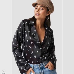  - En super snygg svart skjorta med små fåglar på från NAKD! Passar allt från xs-m, säljs då den aldrig kommer till användning. Kan mötas upp eller fraktar! Meddela mig vid eventuella frågor/bilder! 💖💖💖