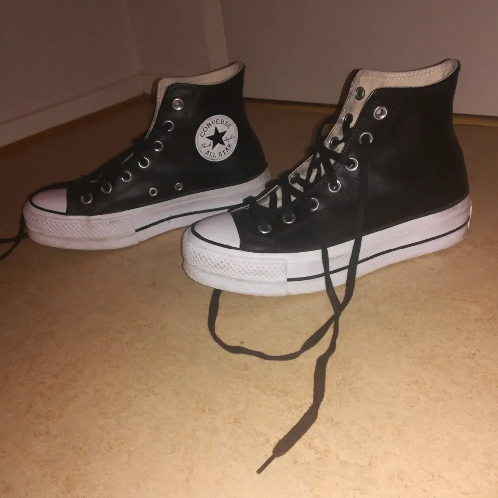 Converse i läder med platå och svarta skosnören. Inköpta i september för 950:- men har inte använts mycket sen dess då de inte helt föll i smaken. Fråga om du vill se fler bilder 😊🌟. Skor.