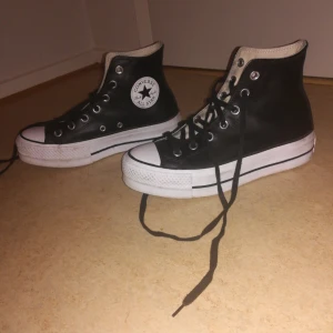  - Converse i läder med platå och svarta skosnören. Inköpta i september för 950:- men har inte använts mycket sen dess då de inte helt föll i smaken. Fråga om du vill se fler bilder 😊🌟