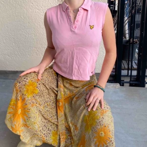  - T-shirt från lyle & scott avklippt till linne. Fin färg och passar till sommaren☀️