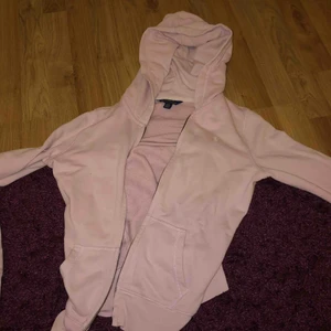  - Tunn äkta ralphlauren kofta, passar som s eller 12/14 år! Knappt använd inga skråmor förutom 2 små blåbärsfläckar i slutet av ärmarna men knappt tydligt! Mötas upp i sthlm eller frakta ( köparen står för frakten)