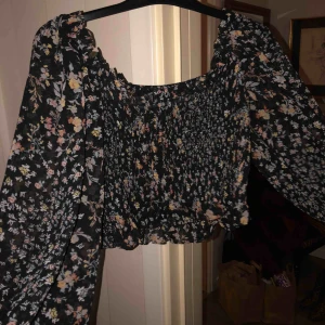  - Tröja ifrån Gina Tricot i storlek L , lappen är tyvärr avklippt. Endast använt ett fåtal gånger men är en tröja med väldigt fin passform på kroppen ! Armarna är lite pösigare men har en resår nertill vid handleden ( se bild ) ⚡️frakt får ni stå för