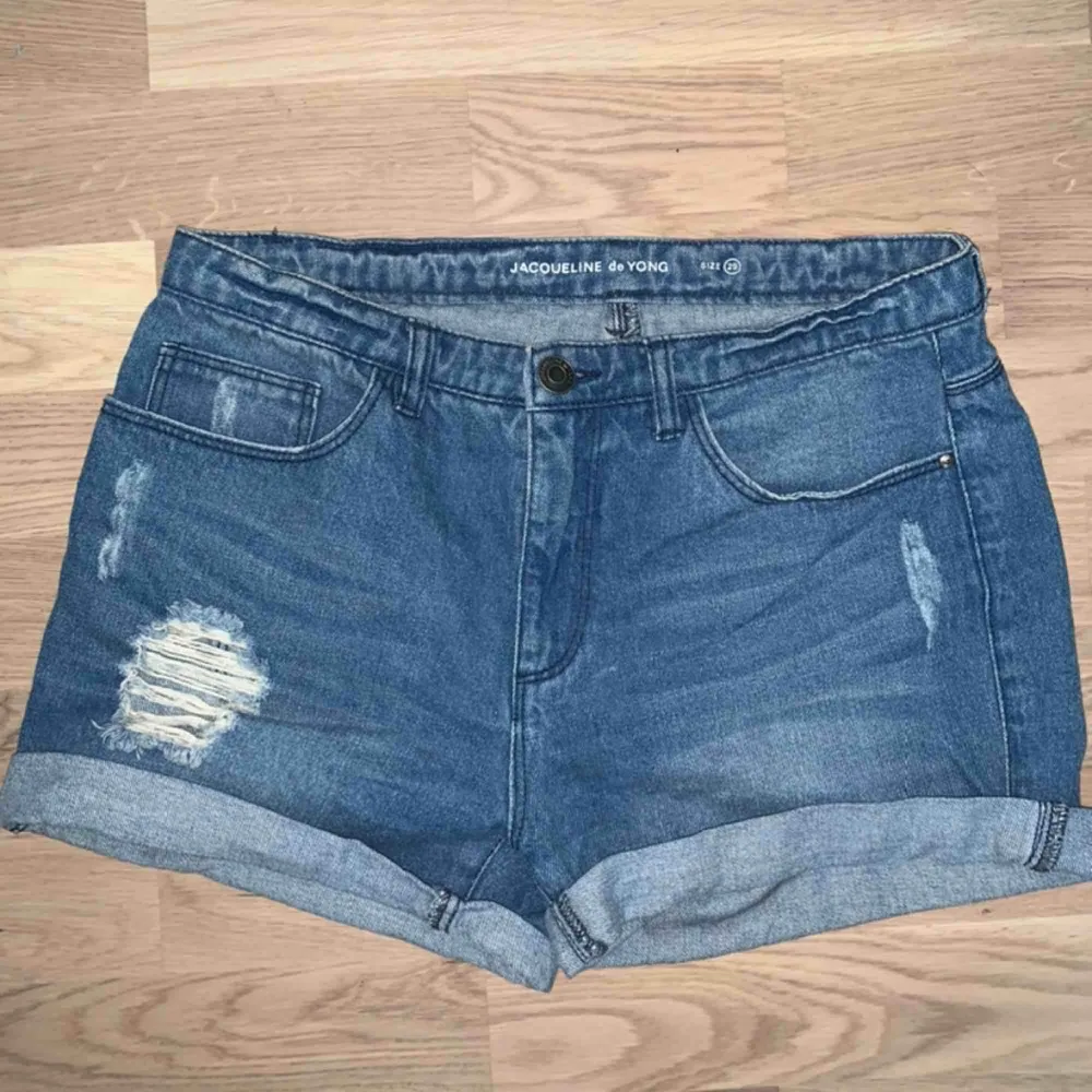Jeans shorts i mjuk stretch, fint skick. Fraktar om köparen står för frakt, möts gärna upp. Shorts.