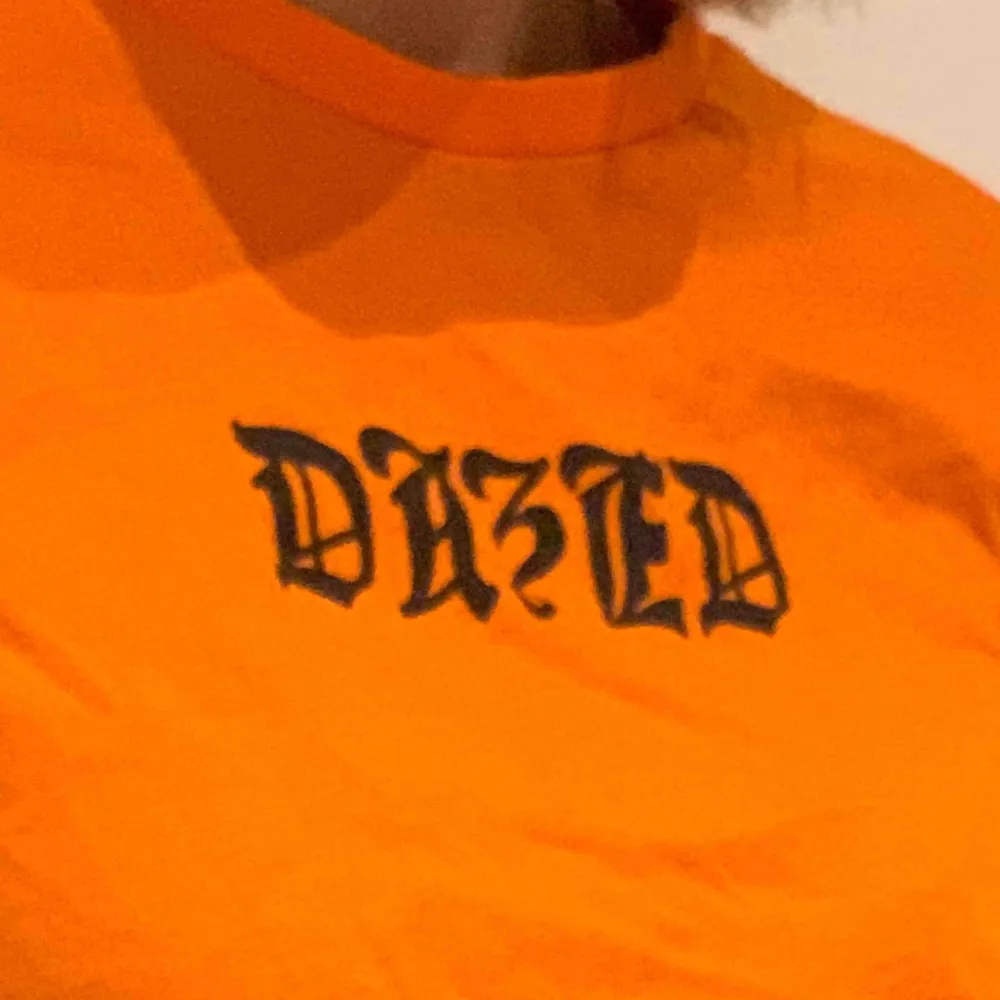 Skrikig orange magtröja från H&M Divided. Matchar snyggt med svart och smycken! . T-shirts.