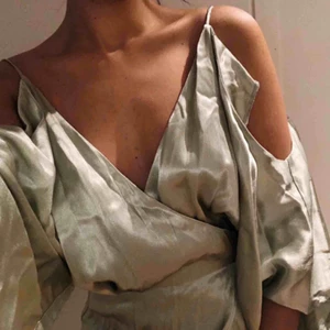  - Lång klänning i sidenaktigt tyg, med slits. Oanvänd med taggar kvar. Strl 36-38. Fraktkostnad är inräknat i priset. Tar endast swish 😇