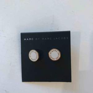 Oanvända örhängen från Marc Jacobs. Färgen ”cream”. 
