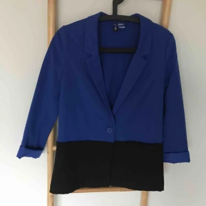  - Kavaj  Från hm Storlek 36 Mycket fint skick använd ett tillfälle  Porto tillkommer 